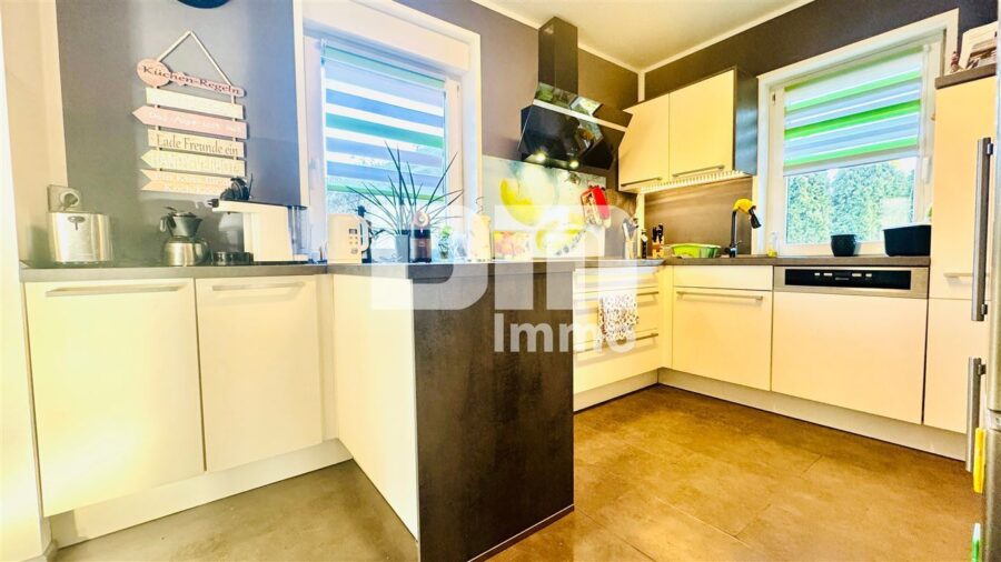 Umfangreich saniertes Einfamilienhaus mit großer Terrasse, Garage, Carport und Einliegerbereich - EG Küche / Einbauküche